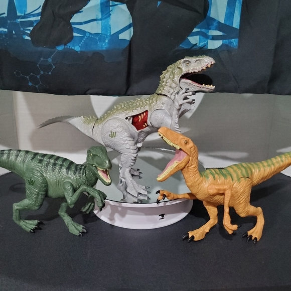 Set of Jurassic World Dinosaur Action Figures & Pillowcase L👀k - Picture 1 of 11
